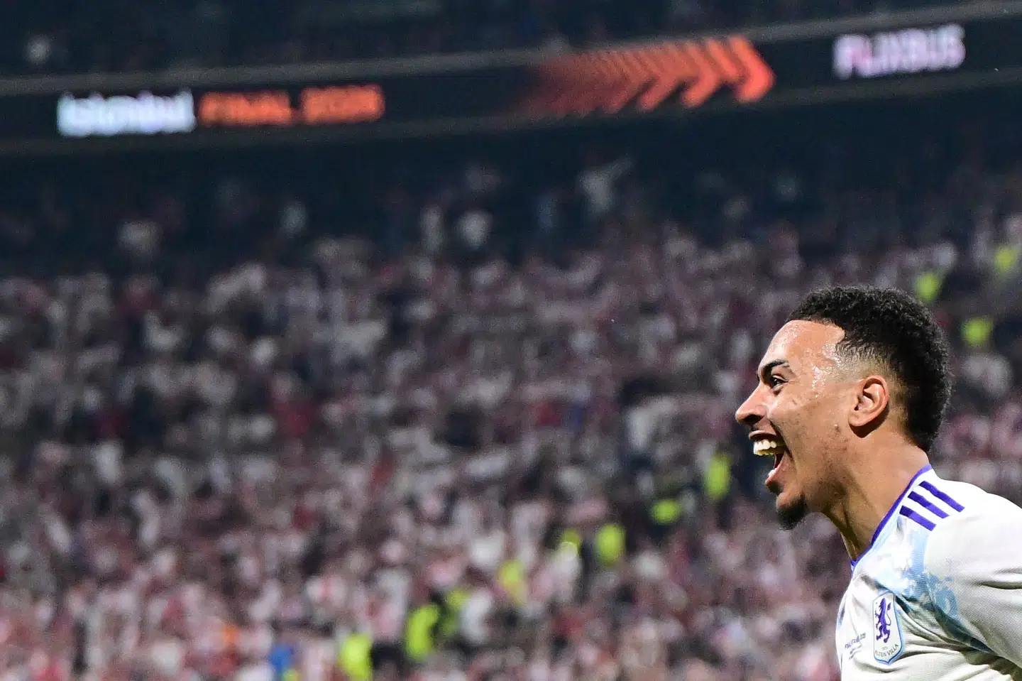 Aston Villas offensive midtbanespiller Morgan Rogers scorede det sidste mål i 3-0-sejren over Freiburg i Europa League-finalen.