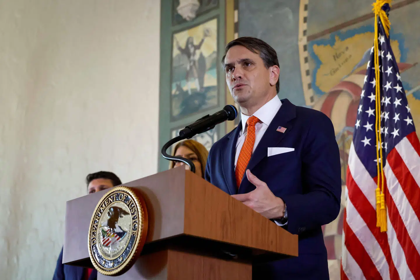 USA's fungerende justitsminister ville ved en høring tirsdag ikke udelukke, at personer, der tog del i stormen på Kongressen, ville være berettiget til penge fra en skatteyderbetalt fond.