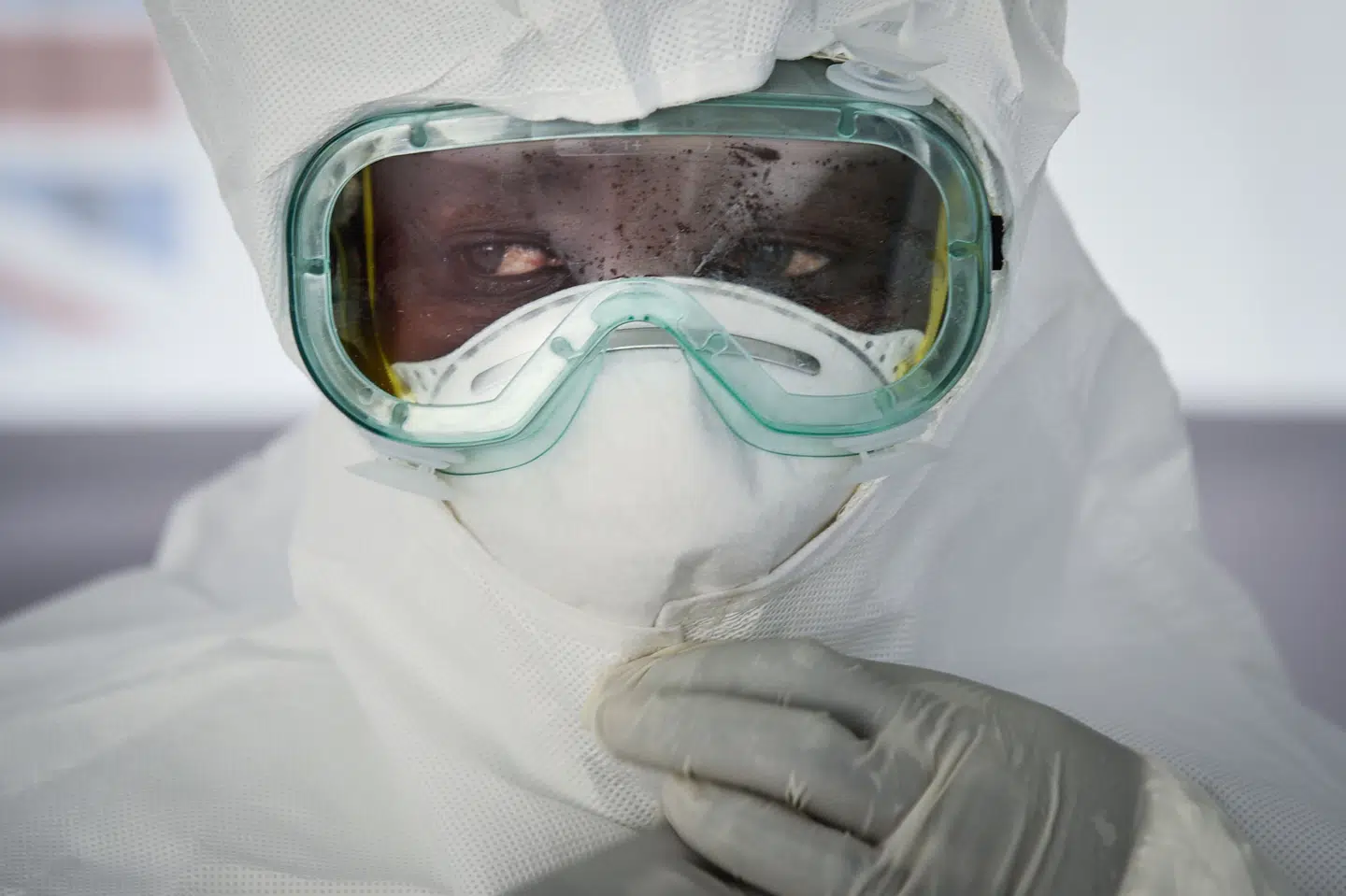 Ebola er en virussygdom med høj dødelighed. Derfor må sundhedsmedarbejdere klæde sig godt på for ikke selv at blive smittet, når de tager sig af de syge. (Arkivfoto).