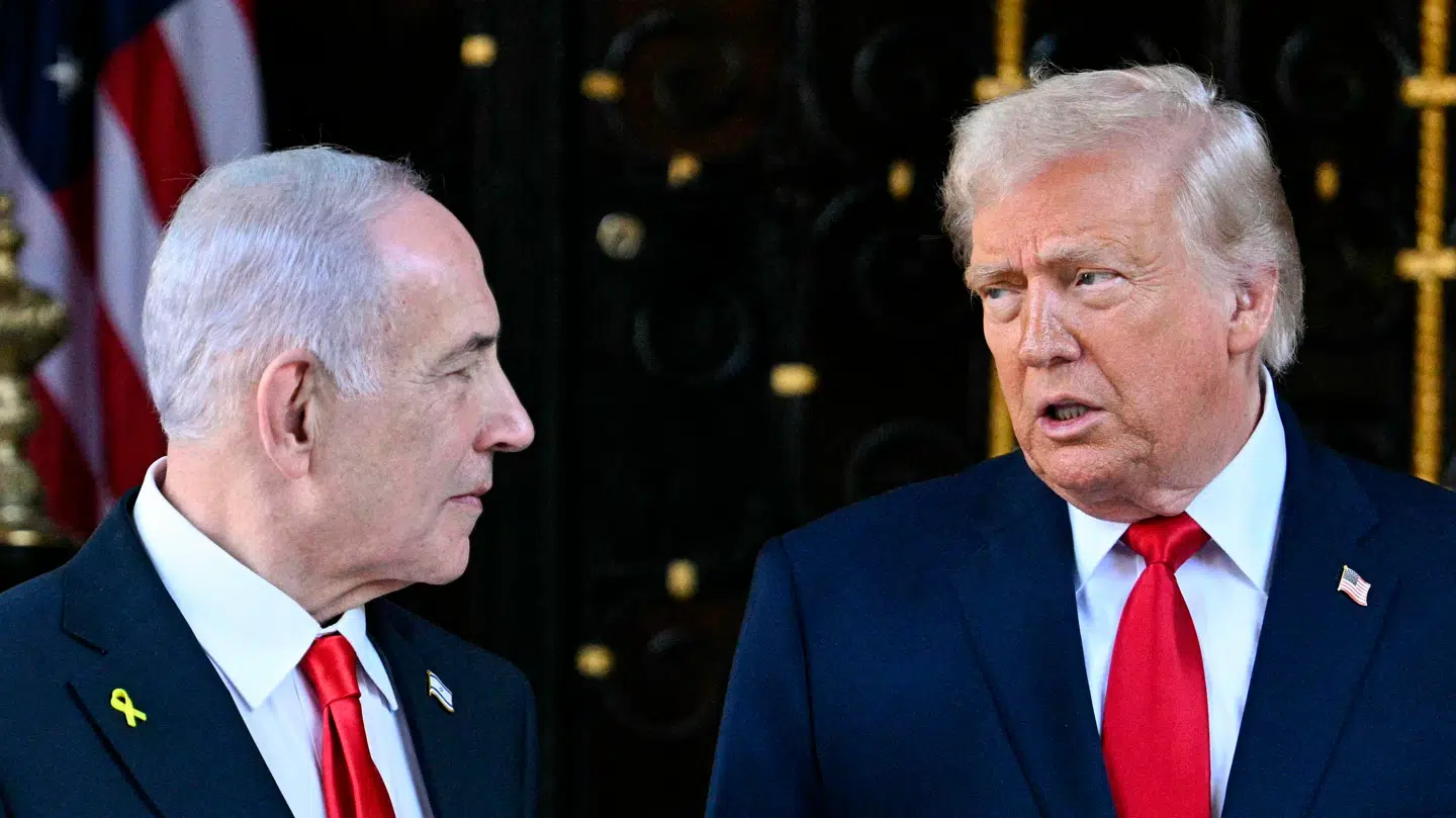 Israels premierminister, Benjamin Netanyahu (tv.), skulle være blevet 'oprevet' efter en telefonsamtale med den amerikanske præsident, Donald Trump.