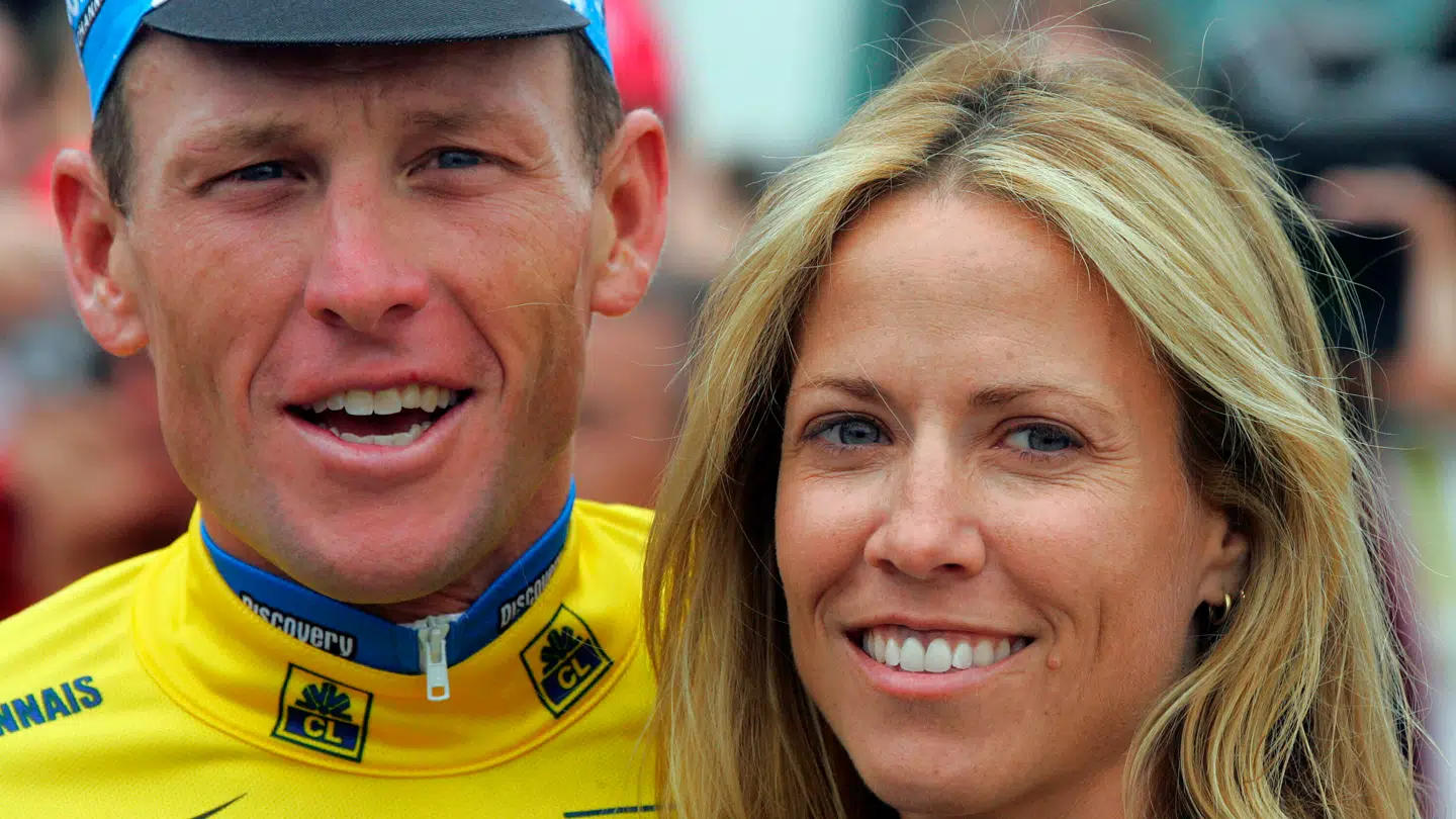 ARKIVFOTO af den amerikanske cykelrytter Lance Armstrong og sangeren Sheryl Crow sammen i 2005.
