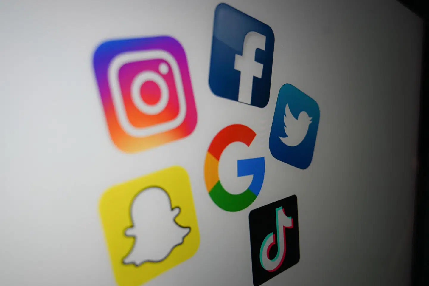 Platformene Meta, TikTok og Google fjerner ikke alle svindelannoncer fra deres platforme, lyder det fra 14 forbrugerorganisationer i EU. Nu klager de til EU-Kommissionen og håber på mere handling. (Arkivfoto).
