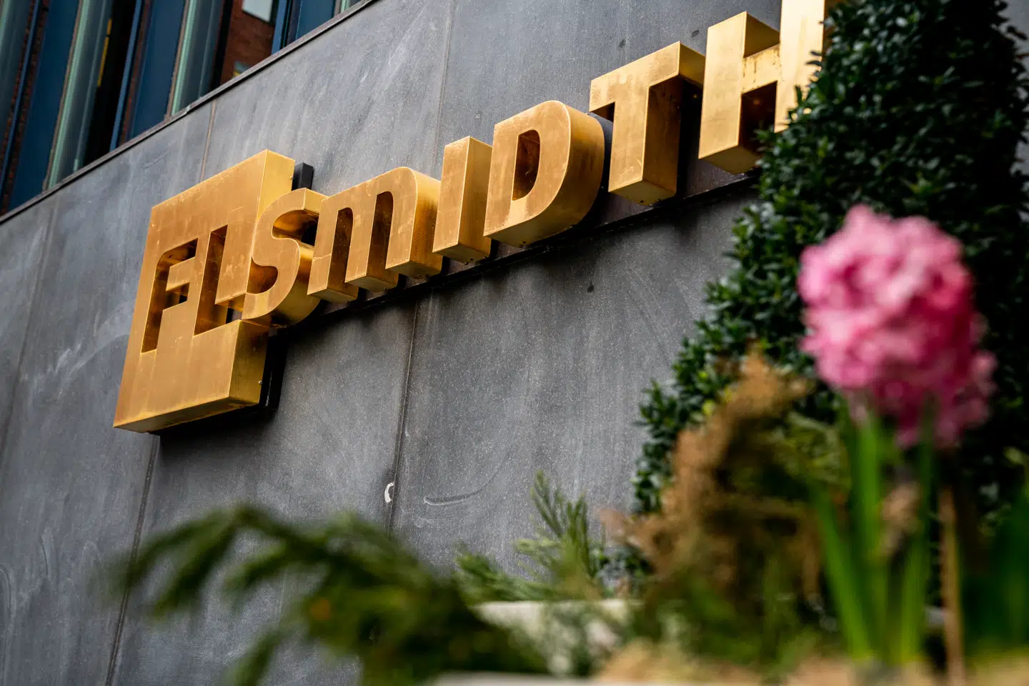 FLSmidth A/S' fokusområde er at levere maskineri, knowhow og service til cementindustrien, og virksomheden leverer desuden produkter og services til mineindustrien.