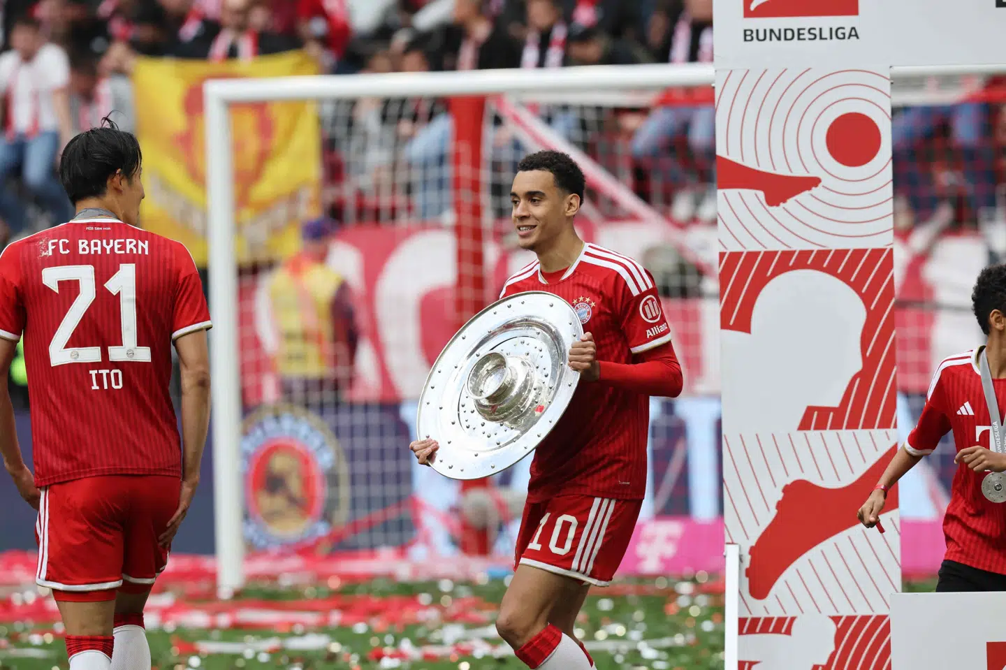 Jamal Musiala (med nummer 10) vandt det tyske mesterskab sammen med holdkammeraterne i Bayern München. (Arkivfoto).