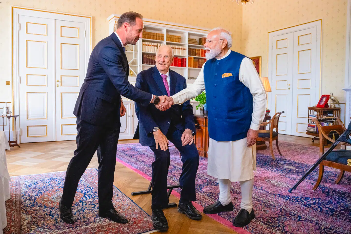 Kronprins Haakon hilser på Modi under den indiske premierministers audiens på det norske kongeslot.