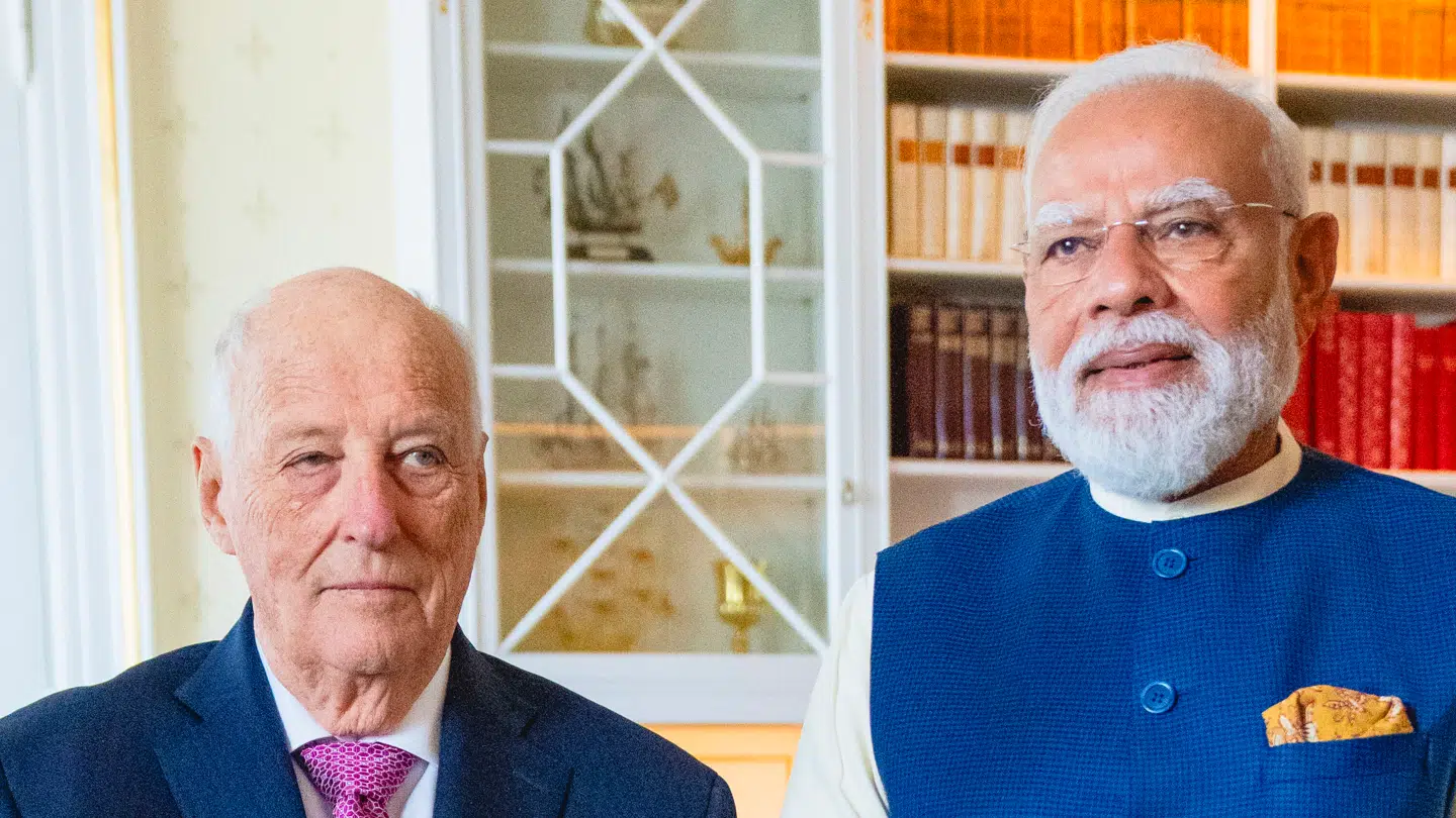 Norges kong Harald (tv.) og den indiske statsminister, Narendra Modi, fotograferet under sidstnævntes audiens på det norske kongeslot.