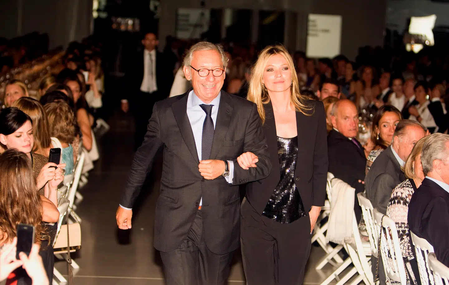 Isak Andic, der her ses arm i arm med supermodellen Kate Moss til et modeshow, styrtede for halvandet år i døden under en bjergvandring. Stifteren af den spanske low cost-modegigant Mango blev 71 år.