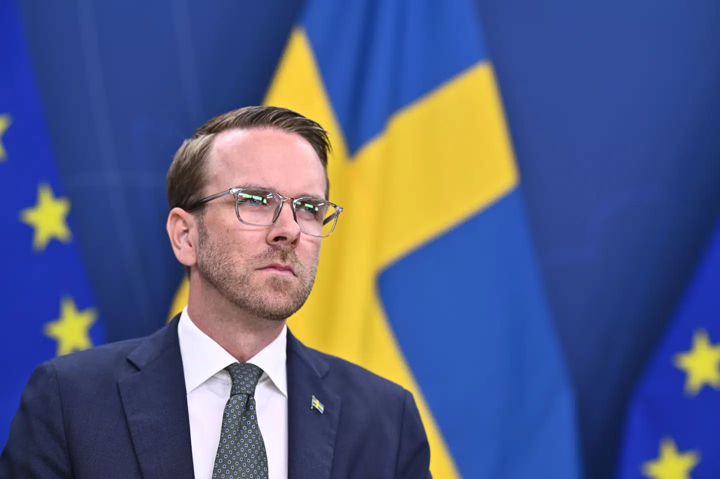 Infrastruktur- og boligminister Andreas Carlson holder pressemøde sammen med tre ministerkolleger om hjælpepakken til flybranchen.