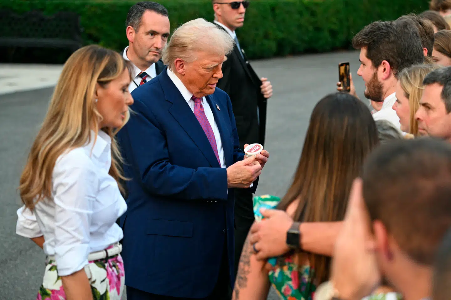 Den amerikanske præsident, Donald Trump, står her med en Zyn-dåse med nikotinposer i.