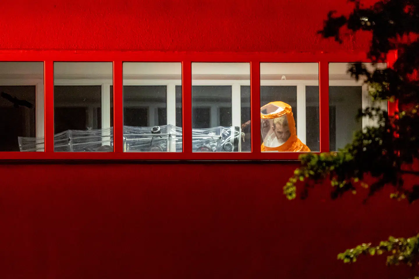 Sundhedsfagligt personale på et hospital i Prag 21. maj, der behandler en person, som skal i tre ugers isolation på hospitalet efter at have været udsat for ebola i Uganda.