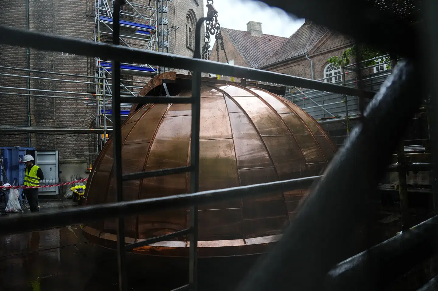 Rundetårns kuppel er gennem flere måneder blevet restaureret. Torsdag den 21. maj 2026 bliver den hejst på plads på Købmagergade i København.