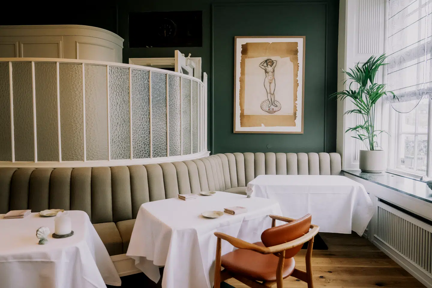 En af Københavns ældste nulevende restauranter er blevet renoveret og udstyret med en ny køkkenchef – og Søren Frank er begejstret.
