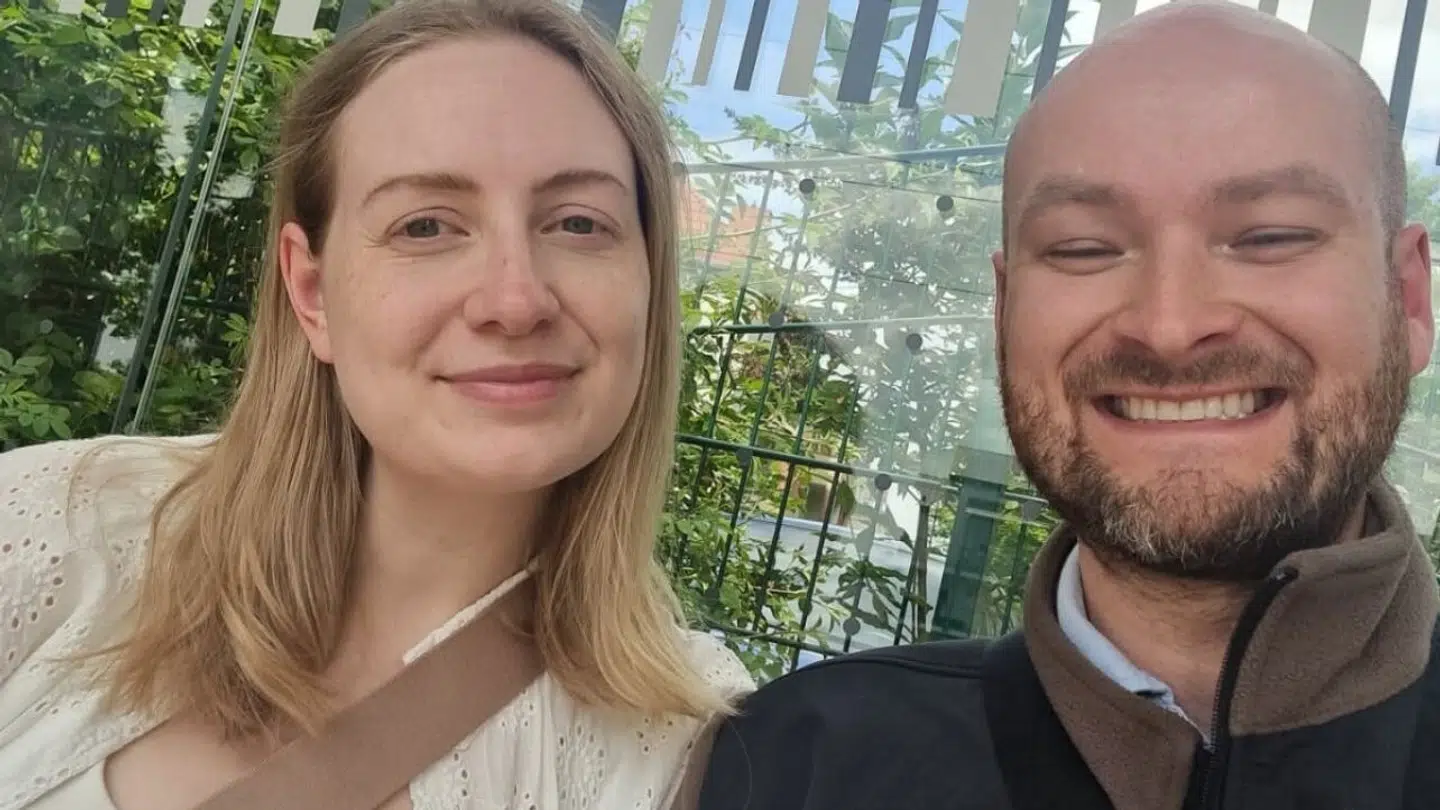 Det nordjyske par er pt. strandet i Magdeburg i Tyskland, hvor de ikke kan hæve penge til at få deres bil frigivet. De er nu fanget på næsten fjerde time i Tyskland.