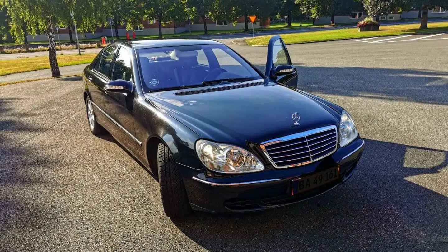 Stephan Larsens søn har nu overtaget bilen. Hvert år betales en vægtafgift på 13.000 kroner for den.
