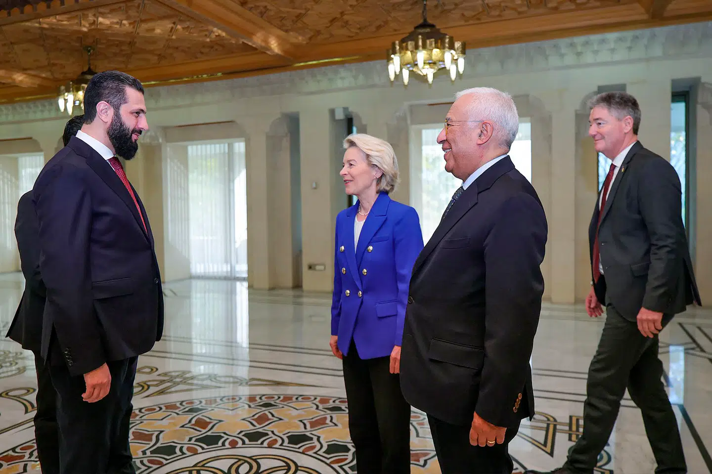 Syriens præsident, Ahmed al-Sharaa, tidligere kendt som Abu Mohammad al-Jolani, tager imod Europa-Kommissionens formand, Ursula von der Leyen, og formand for Det Europæiske Råd, Antonio Costa, i Damaskus 9. januar 2026. Foto: Afp Photo/AFP/Ritzau Scanpix