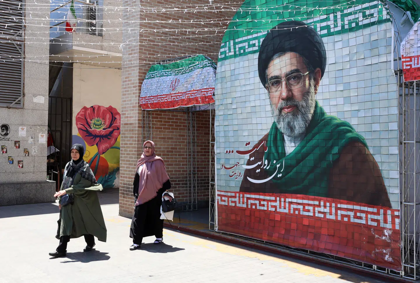 Irans øverste leder, Mojtaba Khamenei, blev valgt til posten, efter at hans far og landets tidligere øverste leder, Ali Khamenei, blev dræbt i et bombeangreb.