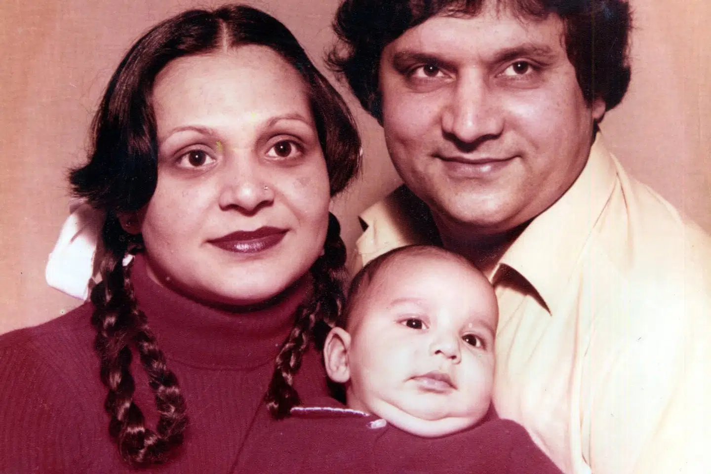 Gurpaul Singh Rehals far kom til Danmark som gæstearbejder og smed i begyndelsen af 1970erne. Her er Rehal fotograferet som spæd med sine forældre.