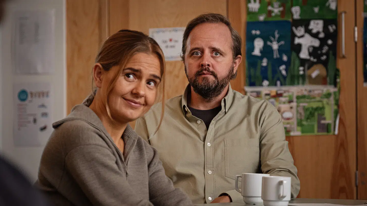 Stephania Potalivo og Magnus Milang indtager atter hovedrollerne som Louise og Mathias.