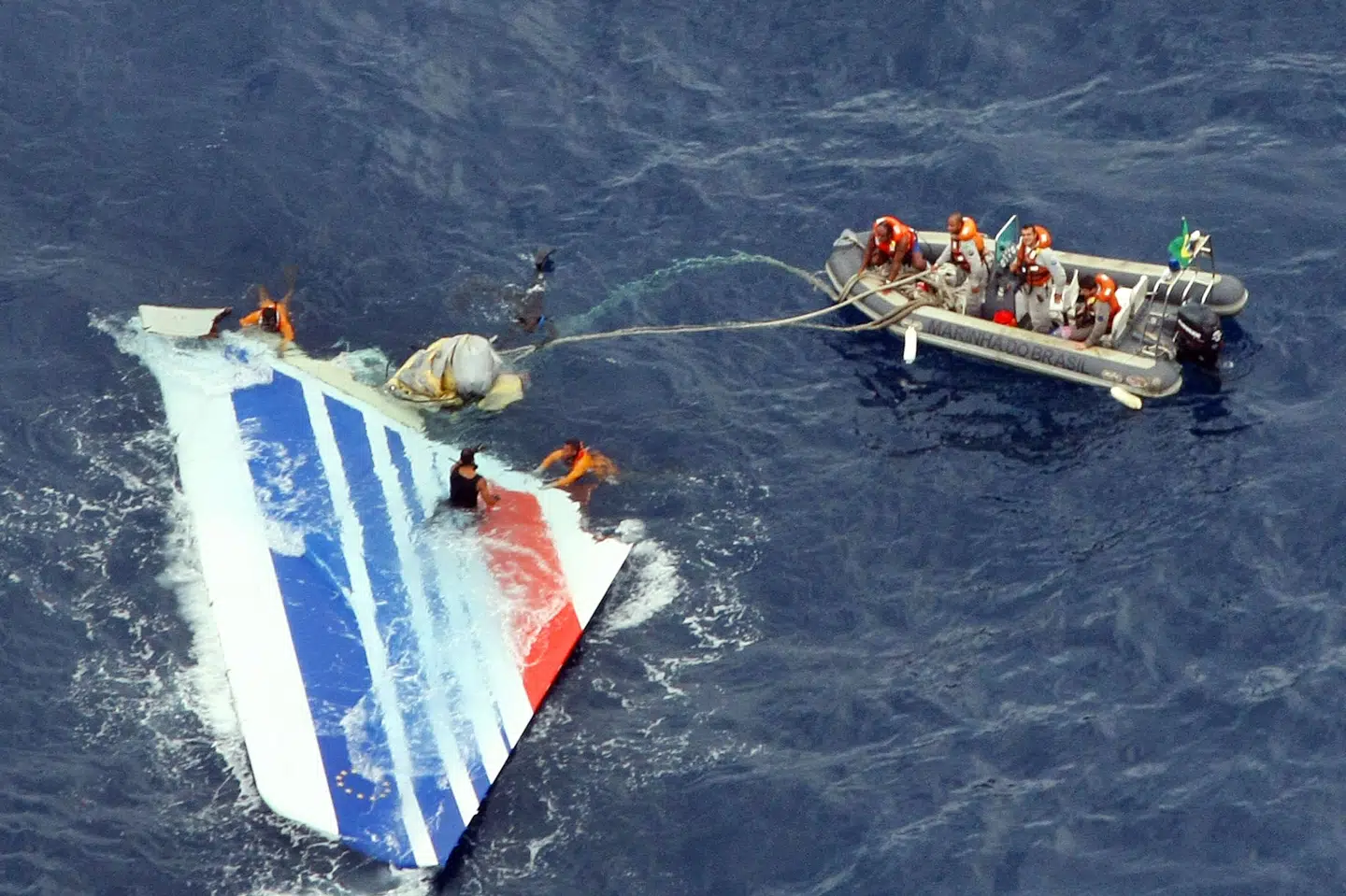 Dykkere bjærger en del af det nedstyrtede Airbus-fly i Atlanterhavet i juni 2009. (Arkivfoto).