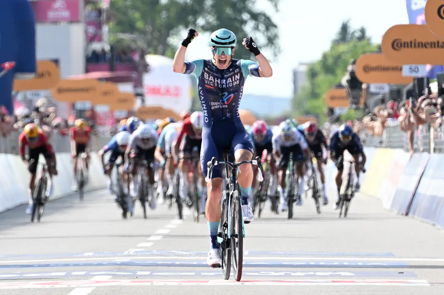 Alec Segaert kørte alene i mål foran feltet på 12. etape i Giro d' Italia.