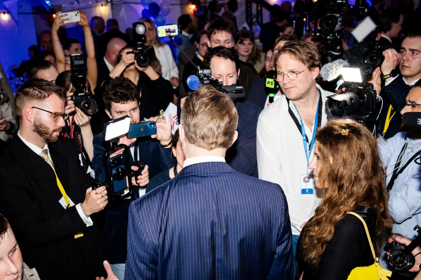 En radikalkonservatisme har slået rod i Danmark, mener Joachim Skanderby Johansen. Han peger blandt andre på Morten Messerschmidt og DF-formandens sociale medie-assistent, Mitchel Oliver. De to er her fotograferet til Dansk Folkepartis valgaften, Oliver længst til venstre, Messerschmidt med ryggen til.