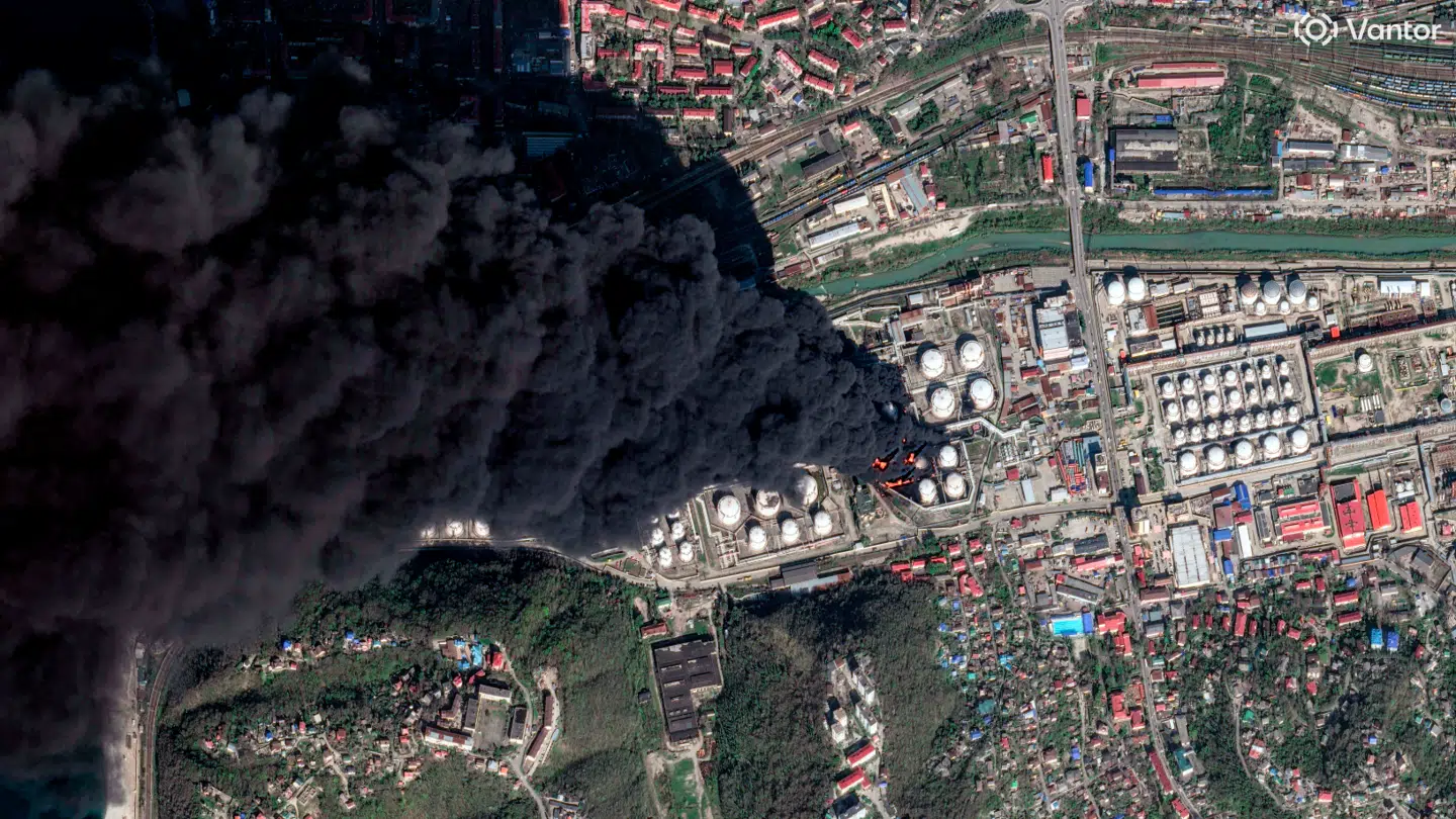 Ukraines militær har den seneste tid intensiveret sine angreb mod russiske mål i Ukraine og Rusland. Satellitbilledet viser røg, der stiger op fra Tuapse-olieraffinaderiet i det sydvestlige Rusland efter et ukrainsk angreb 16. maj.