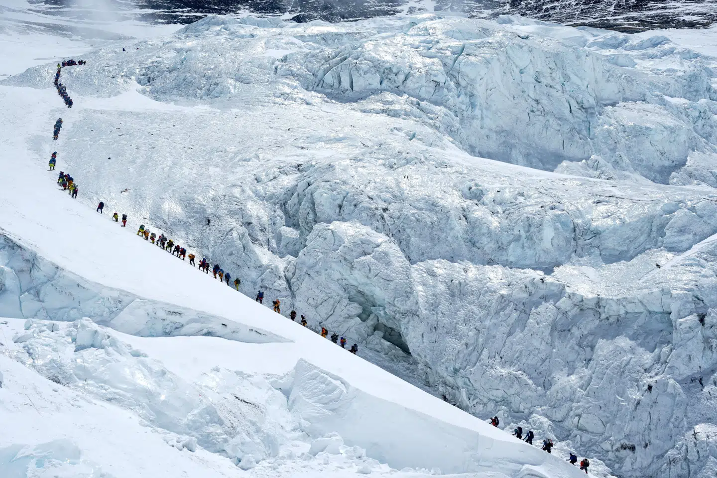 Det er travle dage på Mount Everest, hvor bjergbestigere mandag ses stå i kø. Nogle dage senere er der blevet slået rekord for bestigninger fra Nepal-siden.