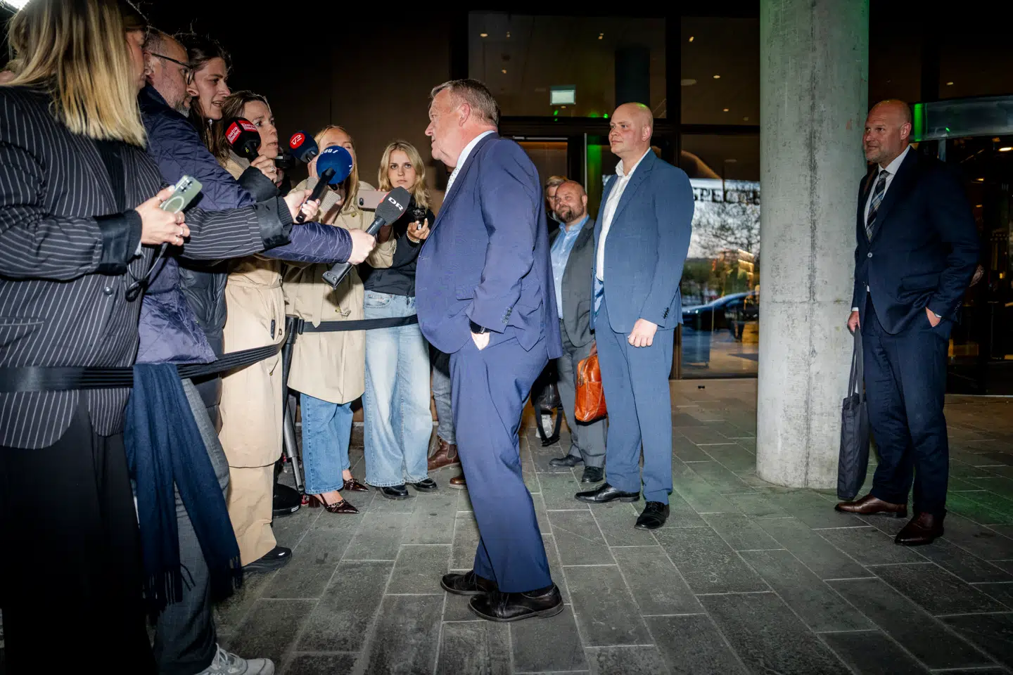 Med de 14 afgørende mandater har Lars Løkke Rasmussen kunnet svinge taktstokken i dansk politik siden valget i marts, men nu kræver kongelig undersøger Troels Lund Poulsen, at Løkke giver et klart svar.