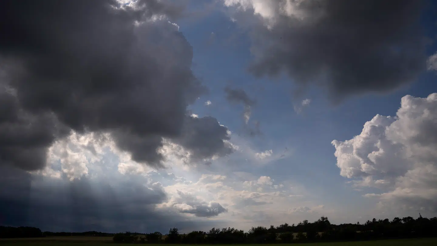 Fredag starter tung ud, men vejret vil vende, forsikrer meteorolog.