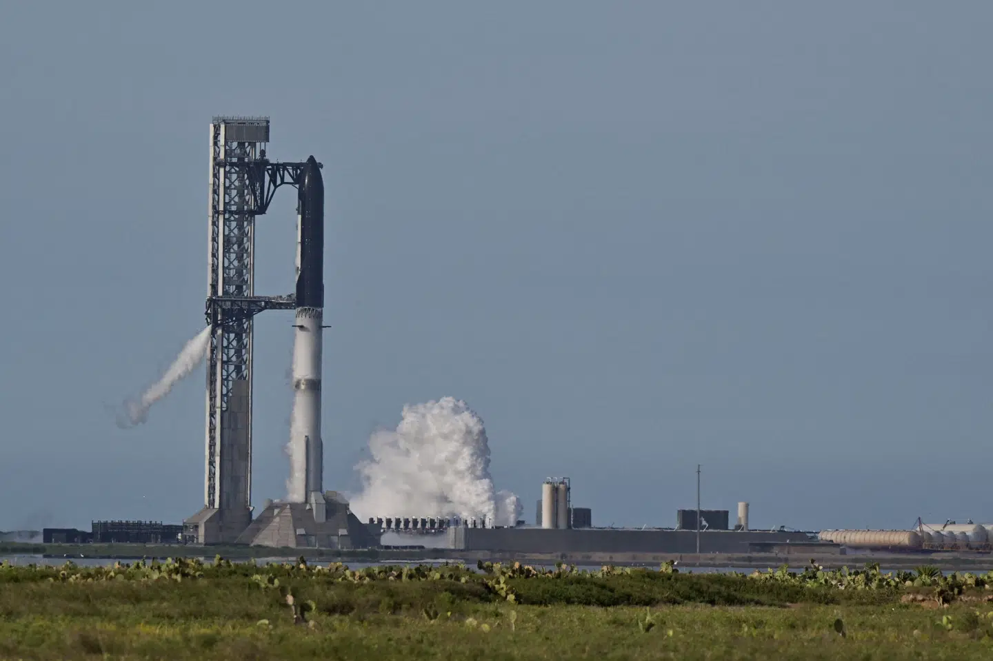 SpaceX forventer at opsende megaraketten Starship tidligt natten til lørdag, efter at rumfartsvirksomheden natten til fredag måtte udskyde en planlagt opsendelse.