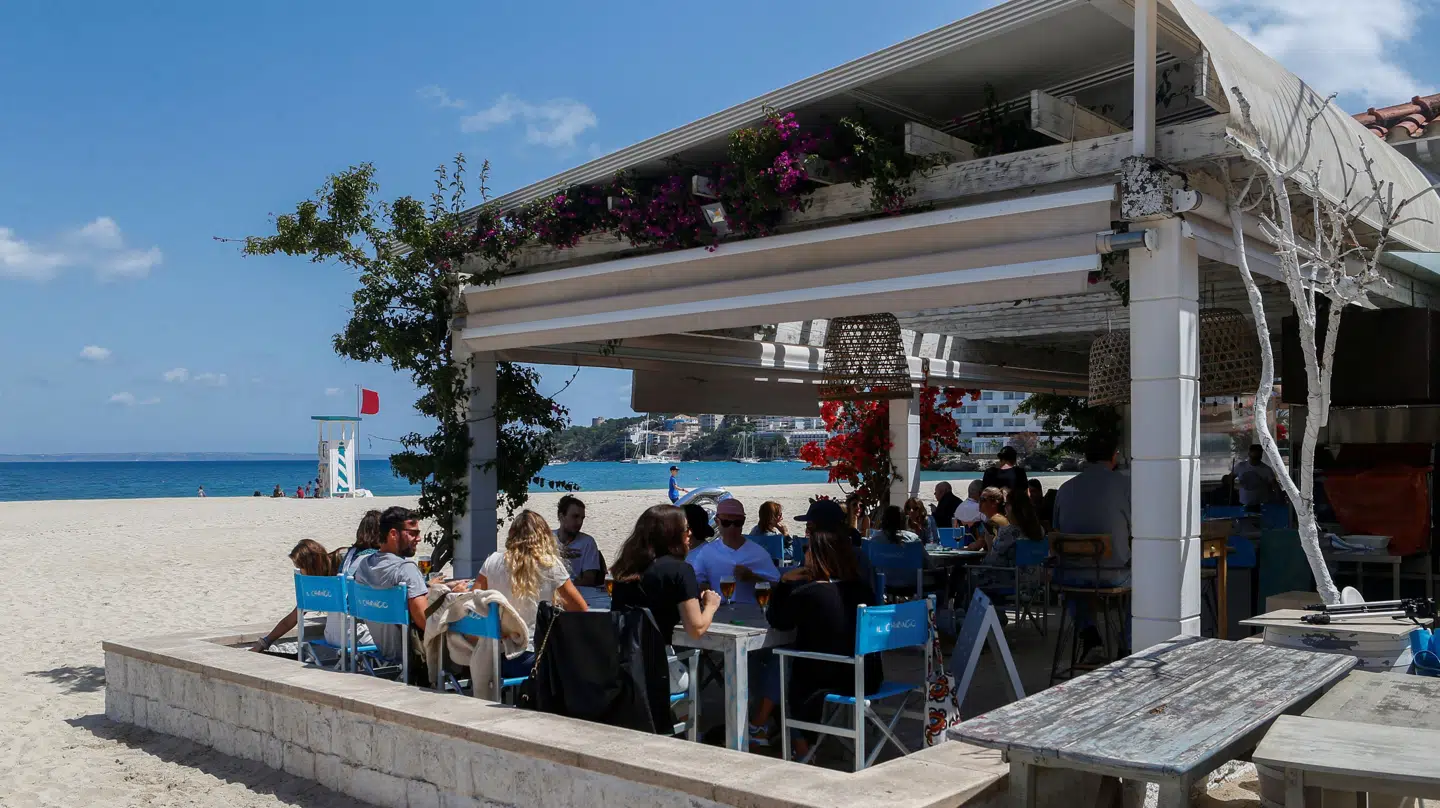 Arkivfoto: Frokostgæster er samlet på en restaurant på den spanske ferieø Mallorca lørdag.