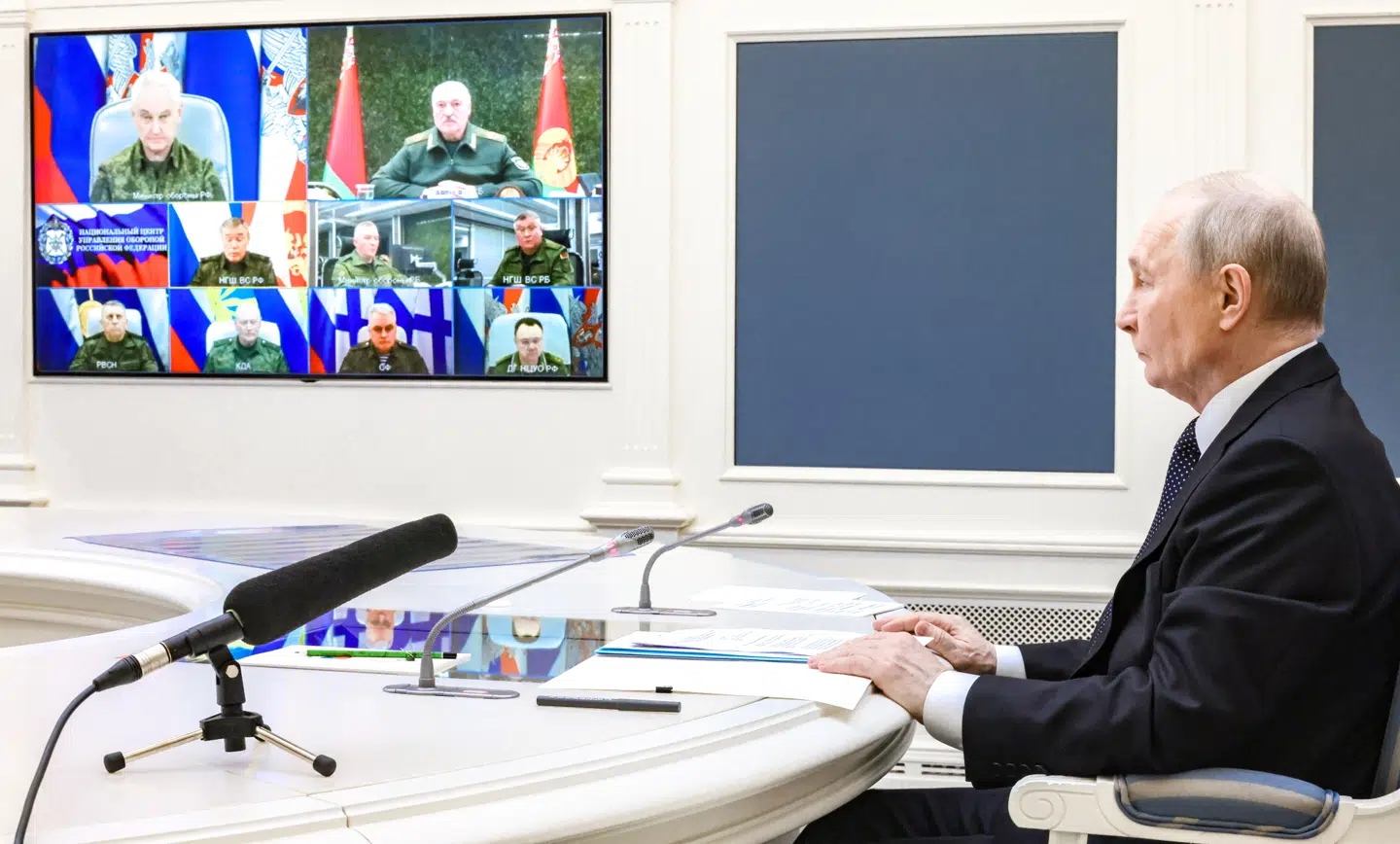 Vladimir Putin under atomvåben-øvelsen. Det er Lukasjenko øverst til venstre på skærmen.