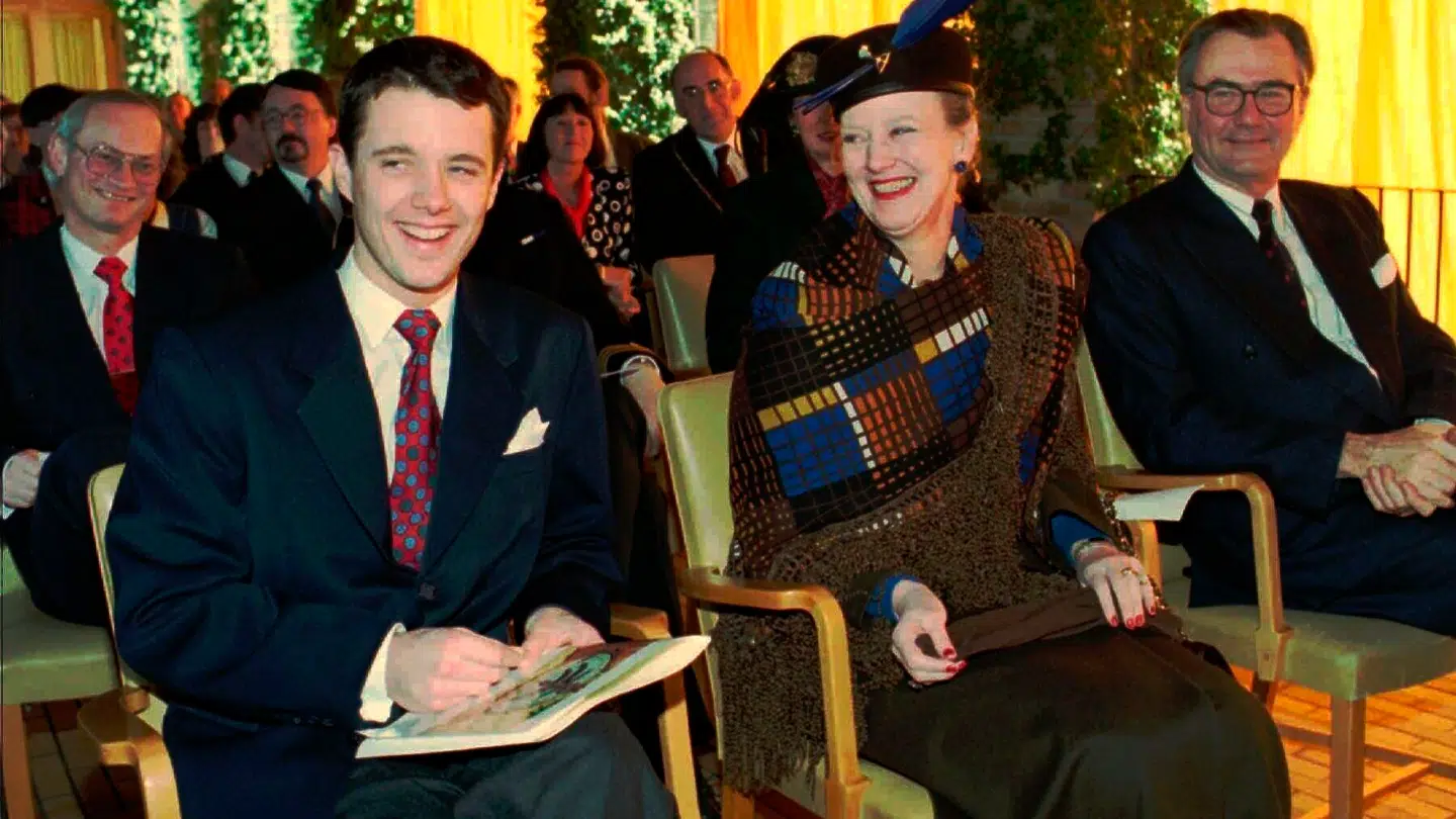 Kronprins Frederik fik efter fem års studier ved Institut for Statskundskab på Århus Universitet fredag sit eksamenbevis. Den 26-årige prins her med Dronning Margrethe og prins Henrik, kan dermed kalde sig Cand.scient.pol., han er kongehusets første akademiker.