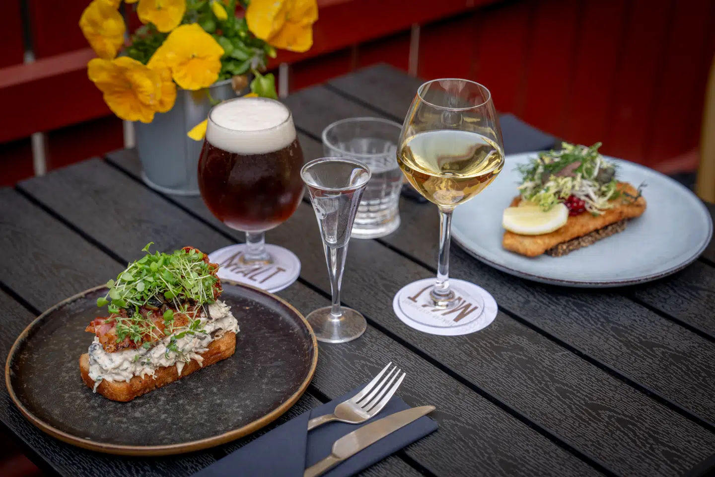Hønsesalaten og den gammeldags, smørstegte rødspætte var lige i øjet.