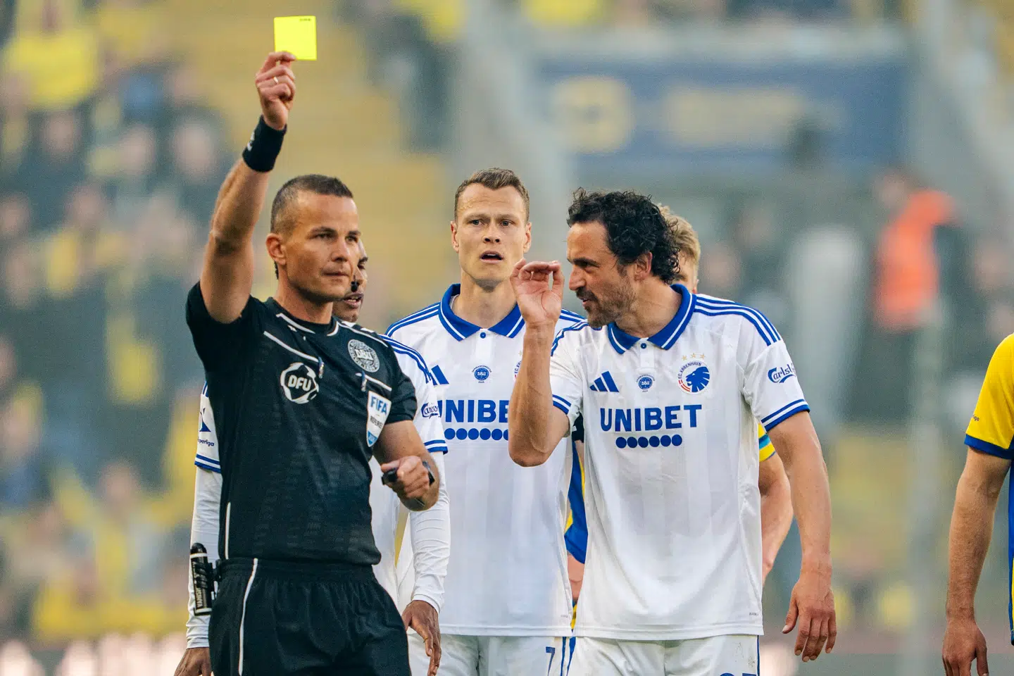 FCKs Thomas Delaney og Viktor Claesson og kampens dommer Morten Krogh under Superliga playoff-kampen mellem Brøndby IF - FC København på Brøndby Stadion, torsdag den 21 maj 2026.. (Foto: Ida Marie Odgaard/Ritzau Scanpix)