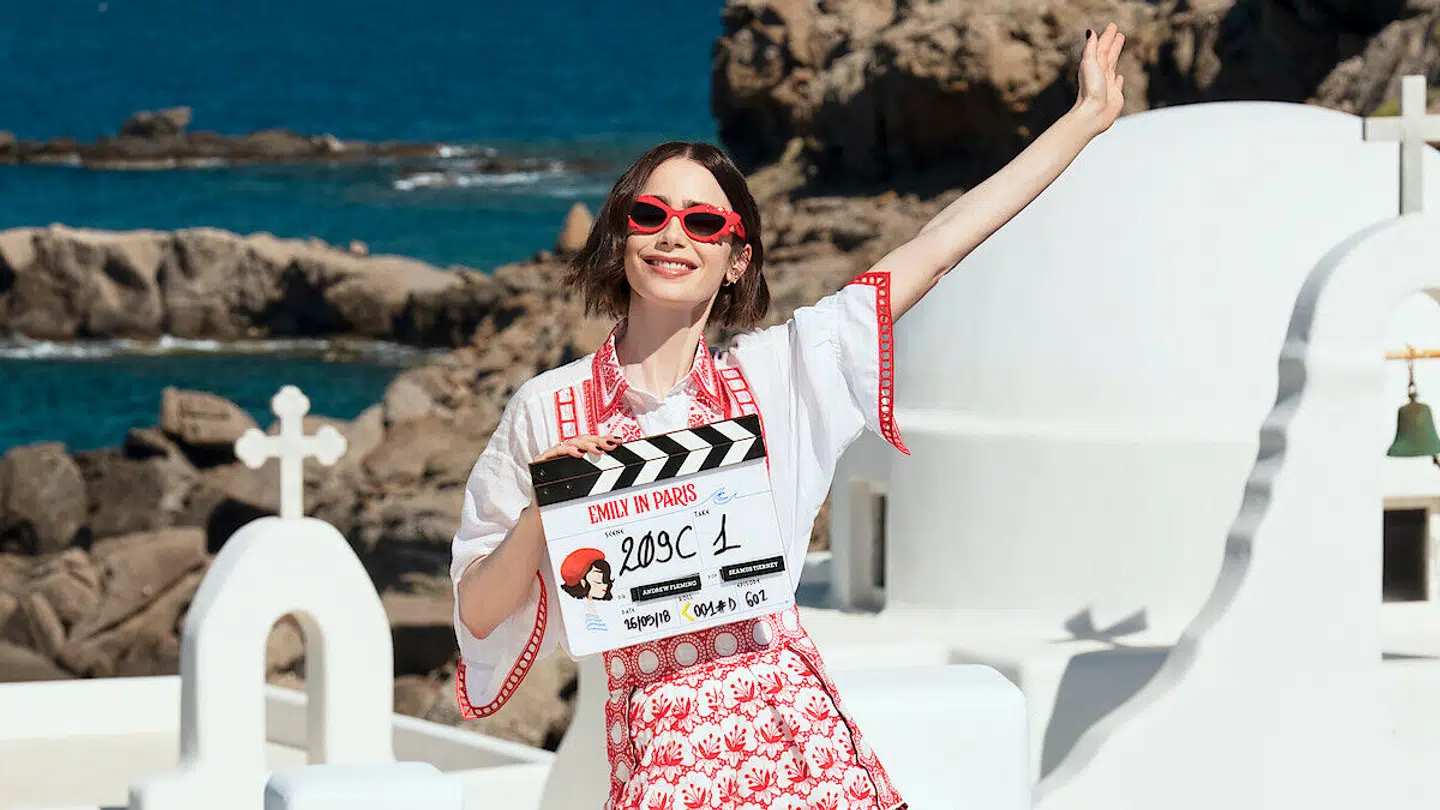 Lily Collins under optagelserne til den sidste sæson.