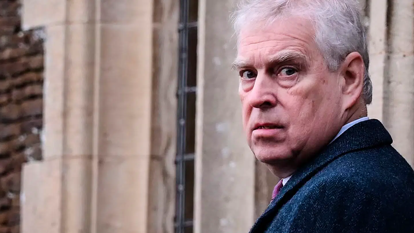 Britisk politi intensiverer nu efterforskningen mod den tidligere prins Andrew.