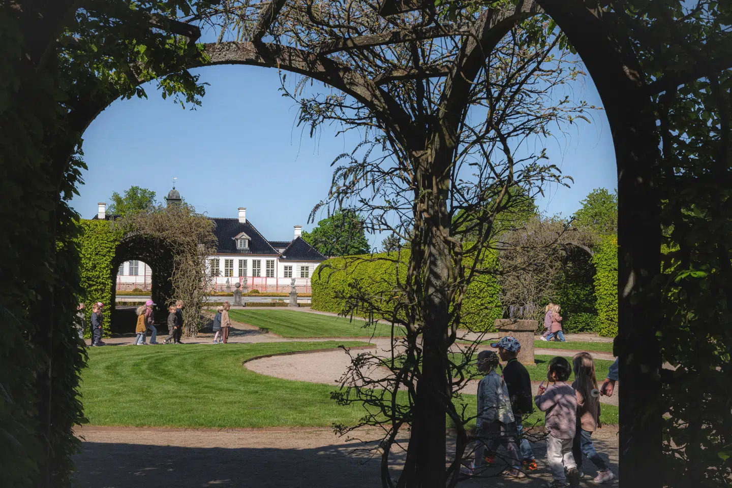 Gammel Holtegaard blev tegnet som et prunkløst lille landsted. Et sommerhus for arkitekten Lauritz de Thurah