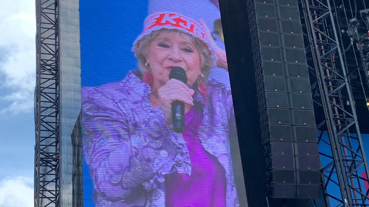 Birthe Kjær greb en bøllehat fra publikum.