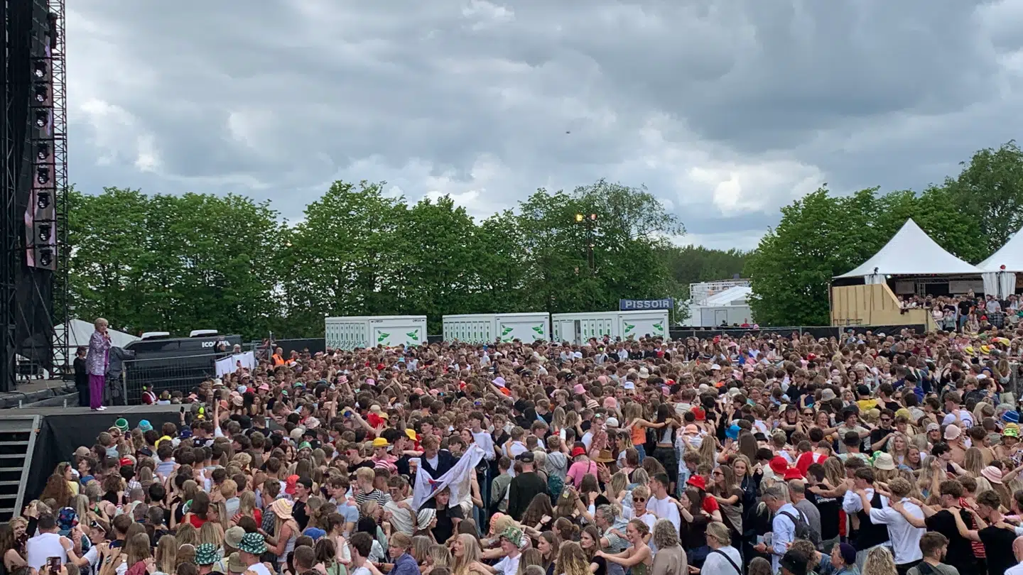 Birthe Kjær foran publikum i Jelling.