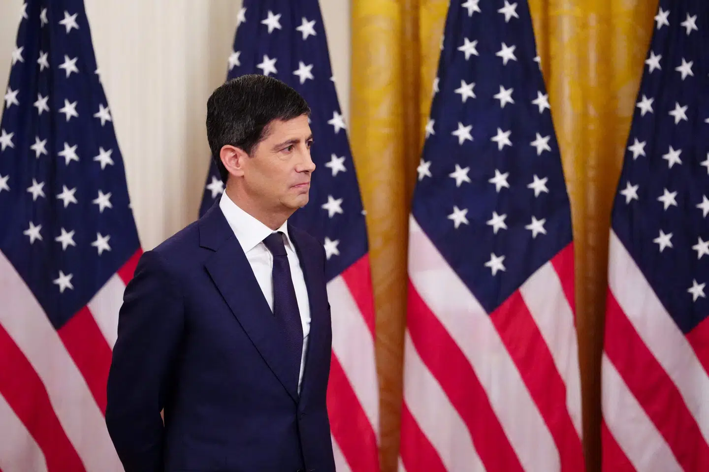 Kevin Warsh lytter til USA's præsident, Donald Trump (uden for billedet, red.), fredag i forbindelse med indsættelsesceremonien for den nye centralbankchef.