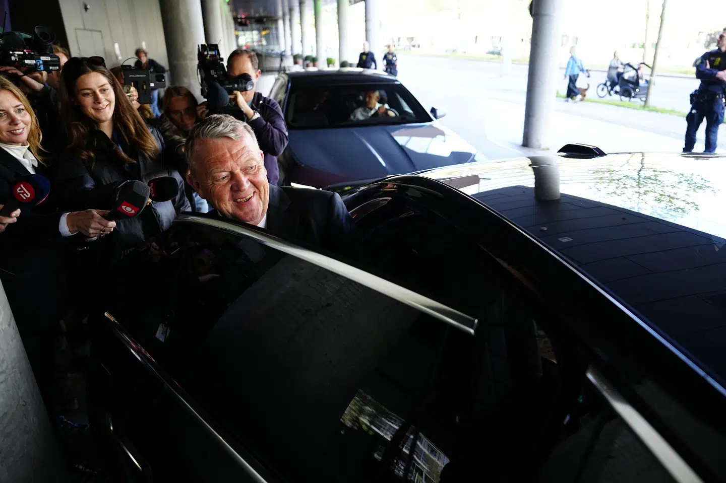 Moderaternes formand, Lars Løkke Rasmussen, vil ikke støtte en VLAK-regering, og det skuffer blå partiledere. Han deltog fredag eftermiddag i et møde med den kongelige undersøger Troels Lund Poulsen på Hotel Scandic Spectrum i København.