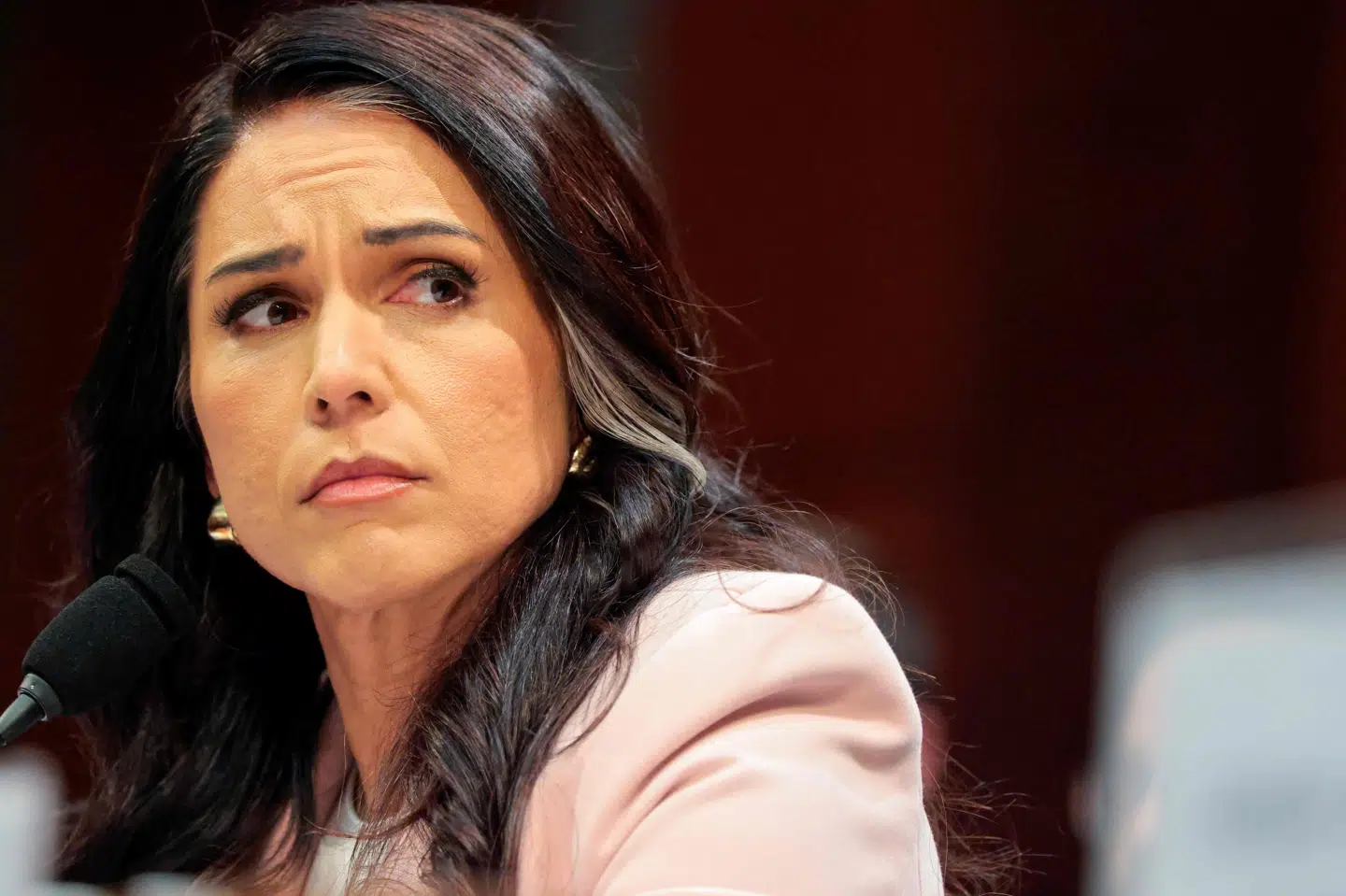 Tulsi Gabbard trækker sig som chef for de amerikanske efterretningstjenester på grund af sin mands kræftdiagnose.