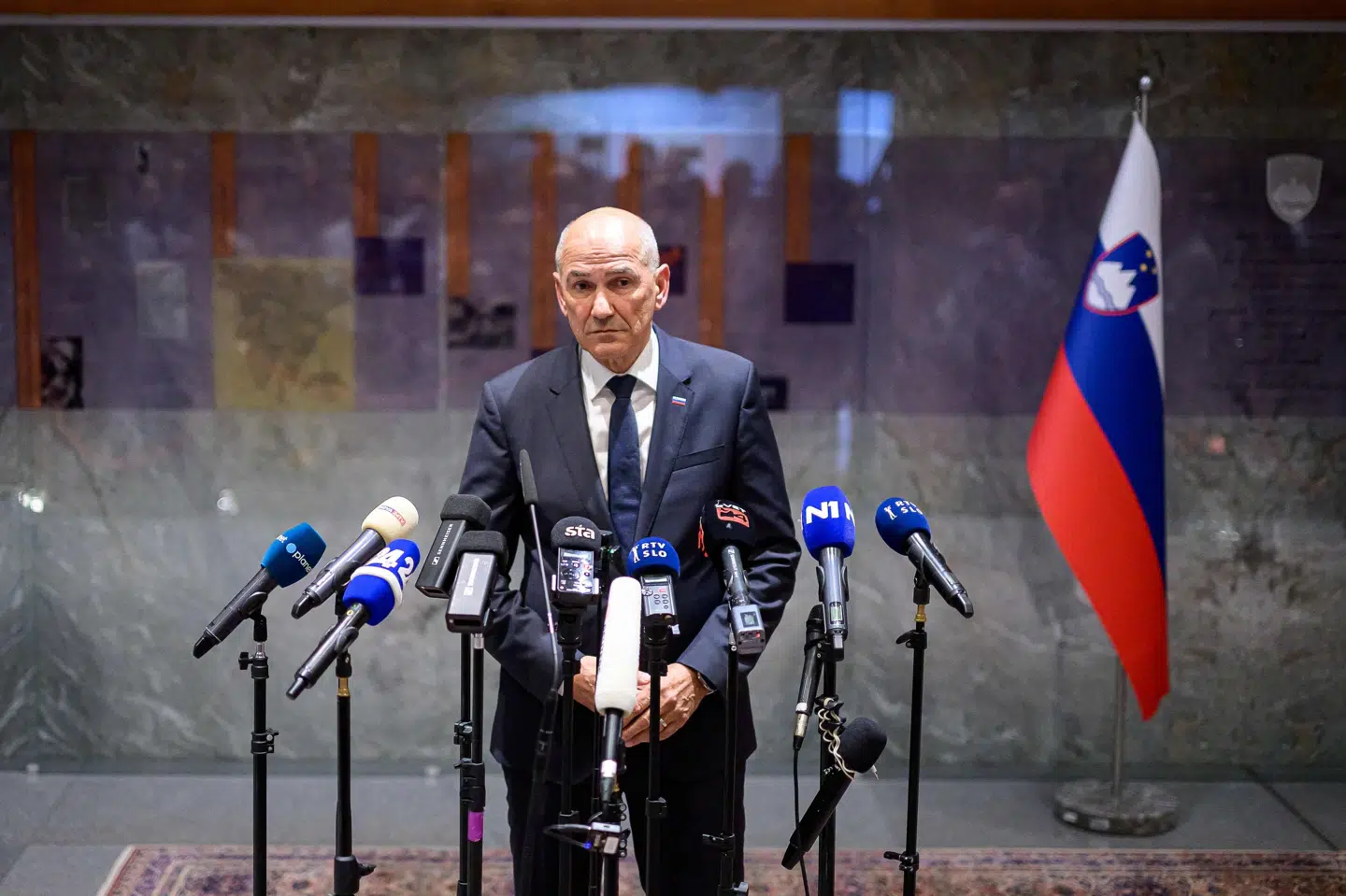 Janez Jansa taler til medierne, efter at det slovenske parlament har stemt for ham som premierminister.