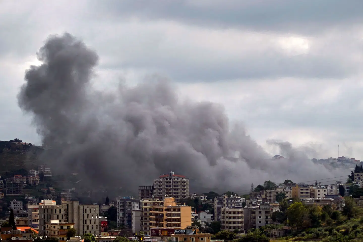 Røg ses stige op efter angreb mod byen Nabatieh i det sydlige Libanon fredag. Ti personer i landet mistede ifølge Libanons sundhedsministerium livet i angreb fredag. (Arkivfoto).