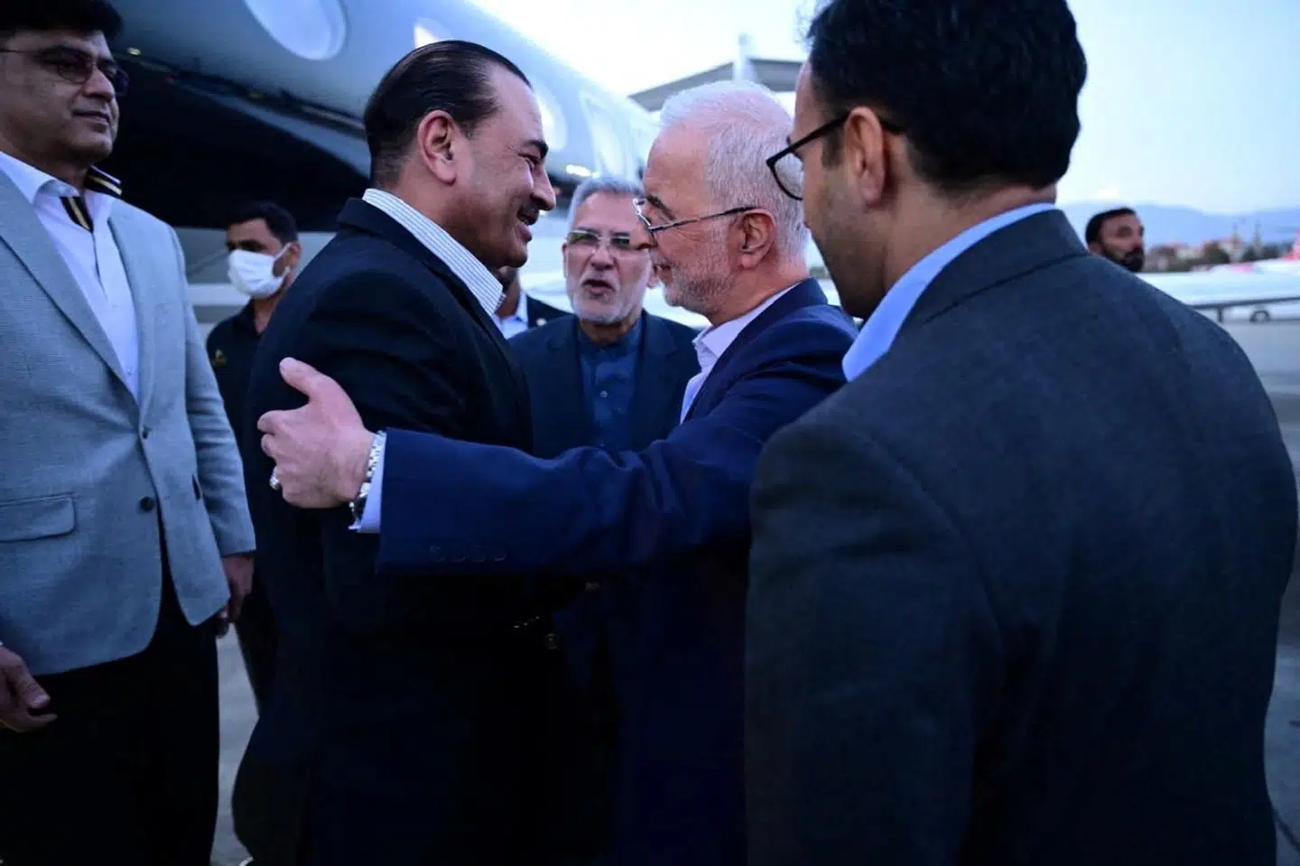 Irans hærchef, Asim Munir, blev budt velkommen af Irans indenrigsminister, Eskandar Momeni, da han ankom til Tegeran fredag. (Arkivfoto).