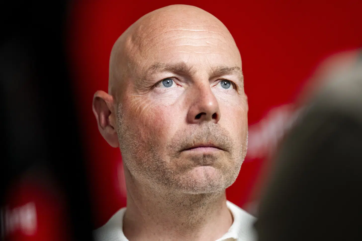 Brian Riemer overvejer at ændre på det taktiske udtryk på midtbanen på det danske fodboldlandshold, og det kan give en type som Jens Stage chancen.