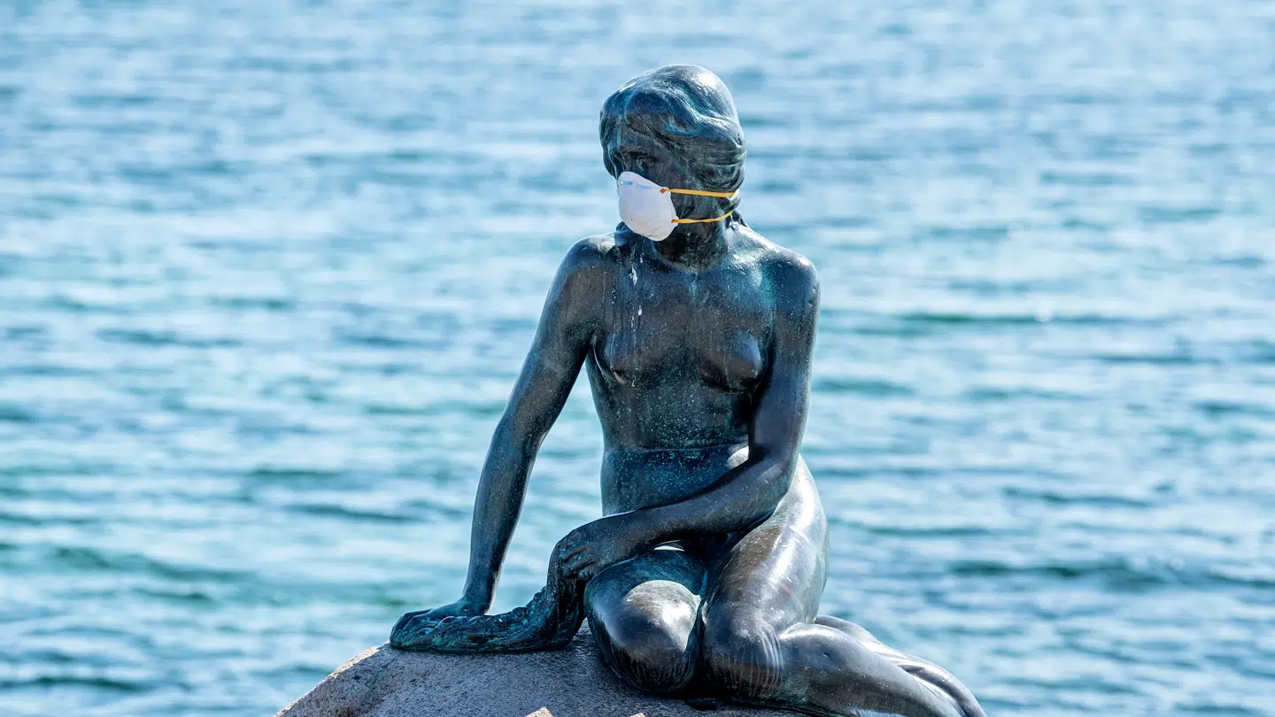 Mængden af langtidssyge har været konstant højt siden covid-nedlukningen. Her et billede af en person, som gav sit mundbind til Den Lille Havfrue under nedlukningen.
