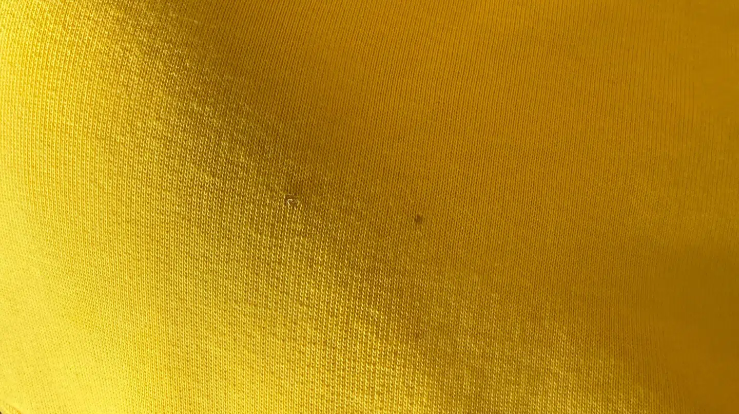 Ditte Holsts nye sweater måtte lade livet med flere brandhuller