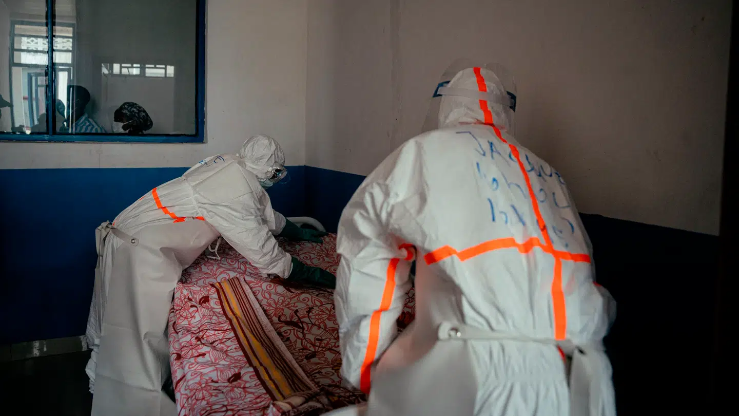 Medicinsk personale i DR Congo, der forbereder et isolationsrum til en smittet med ebola.